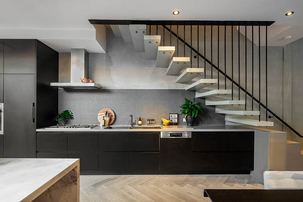 Bạn có nên thiết kế phòng bếp gần cầu thang? Dưới cầu thang?